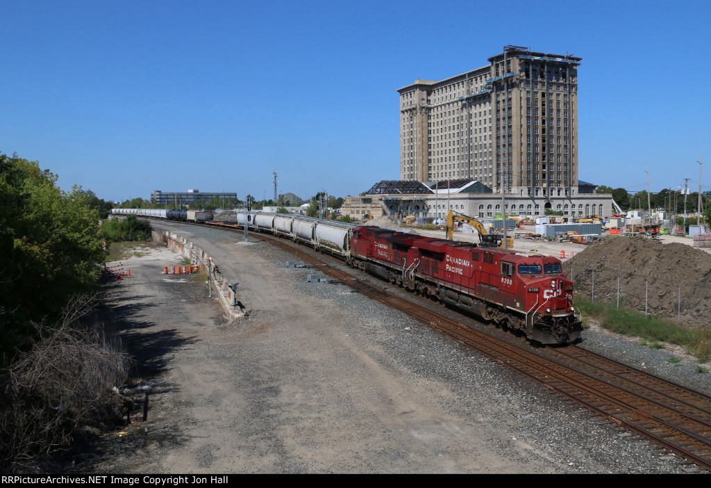 CP 8708 & 8065 lead the way as 140 heads for Canada